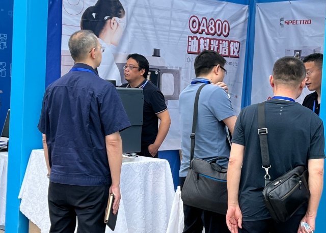 觀眾紛紛駐足儀德展位 觀眾紛紛駐足儀德展位